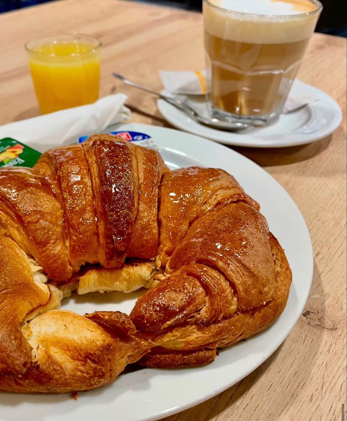 Cruasán con café con leche y zumo de naranja