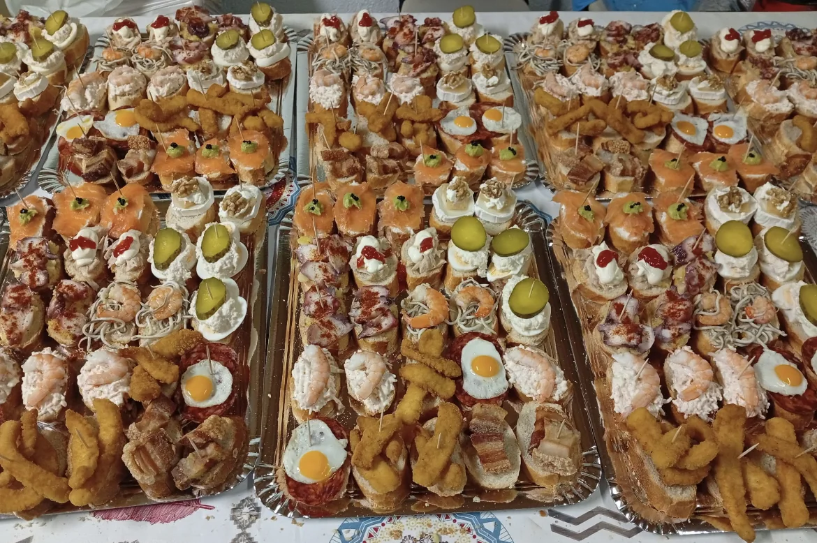 Bandejas de canapés variados con salmón, gambas, huevo de codorniz y jamón