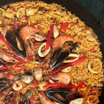 Paella de marisco con gambas, mejillones y calamares