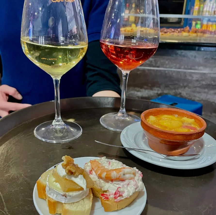 Copas de vino blanco y rosado con pinchos y una cazuelita