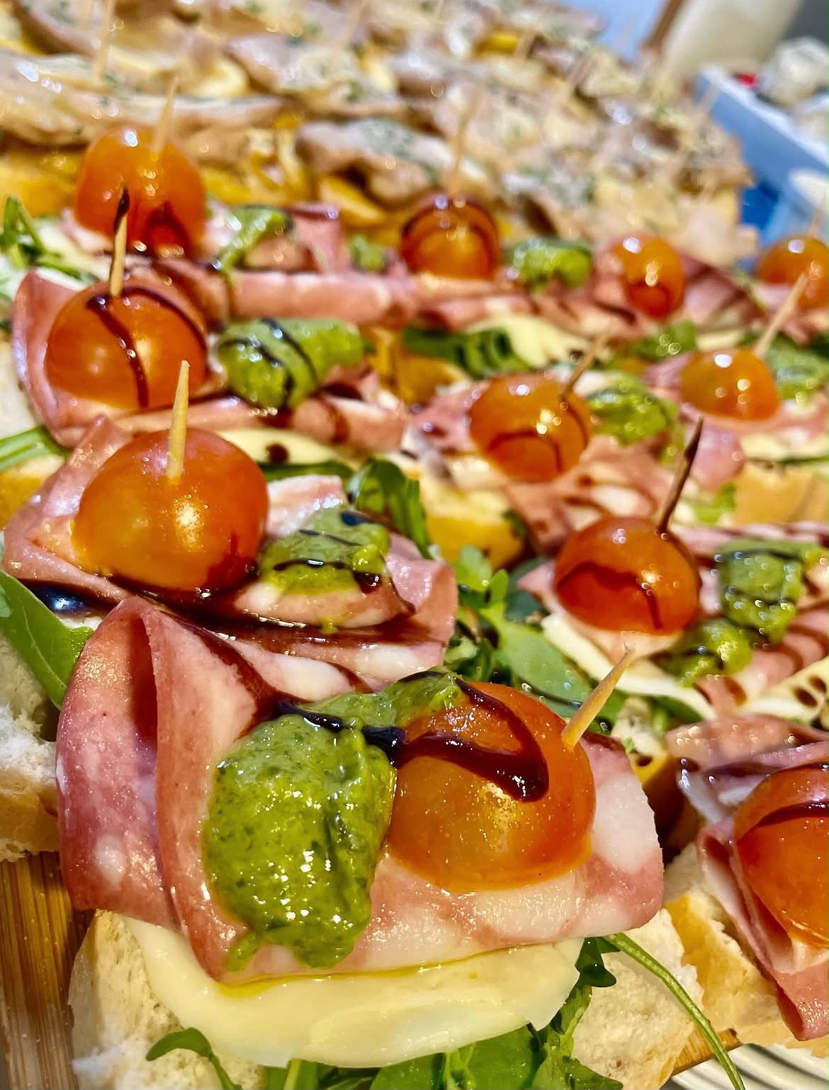 Pinchos de mortadela, pesto y tomate cherry
