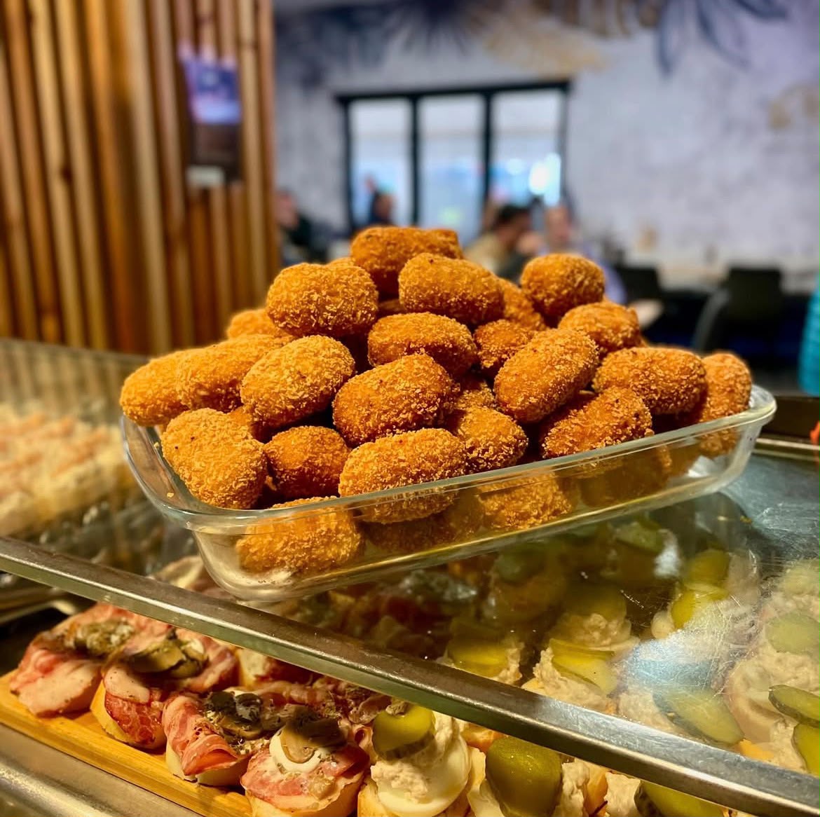 Fuente de croquetas caseras sobre la barra